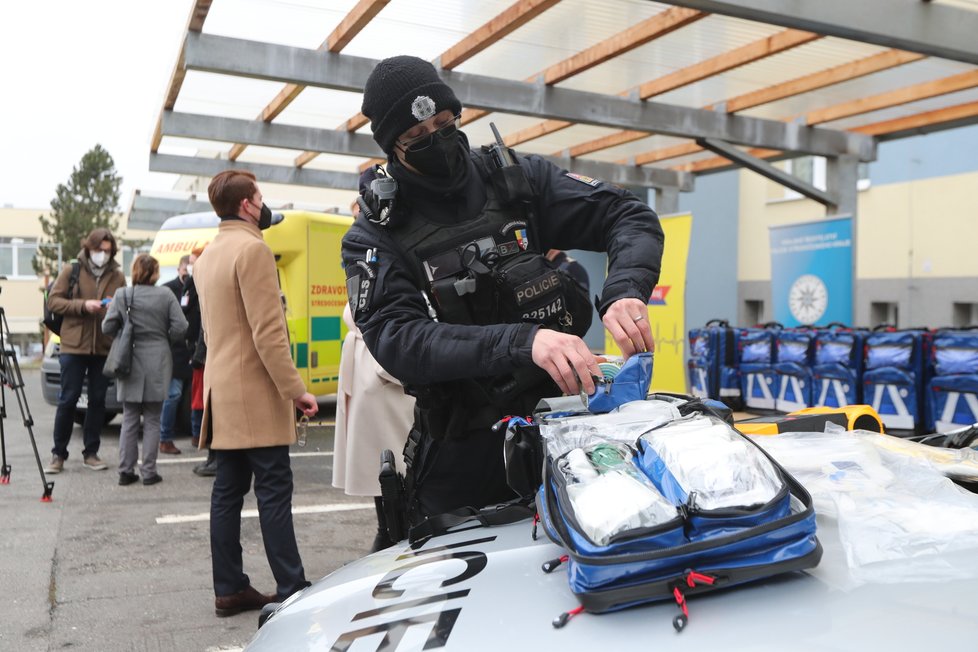 Všechny středočeské policejní prvosledové hlídky mají od ledna 2022 rozšířené zdravotnické vybavení, a to o zdravotnické batohy včetně defibrilátoru. (25. leden 2022)