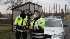 Policie dohlíží na vládní nařízení.