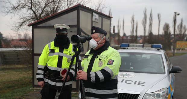 Přehledně: Nové tresty pro řidiče. Za mobil 4 body dolů a vyšší pokuty pirátům?