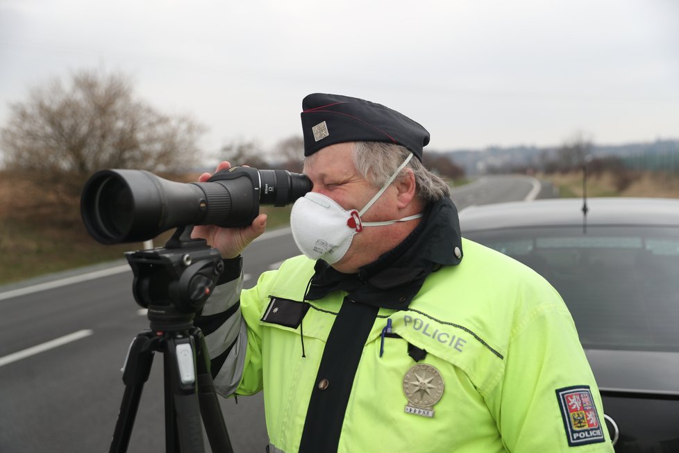 Policie dohlíží na vládní nařízení.