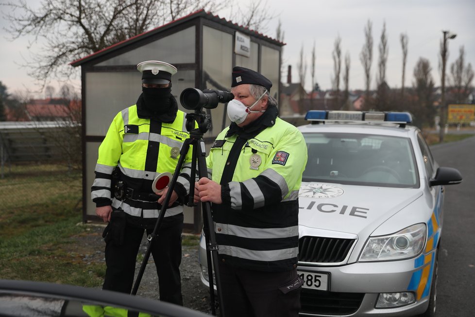 Policie dohlíží na vládní nařízení.