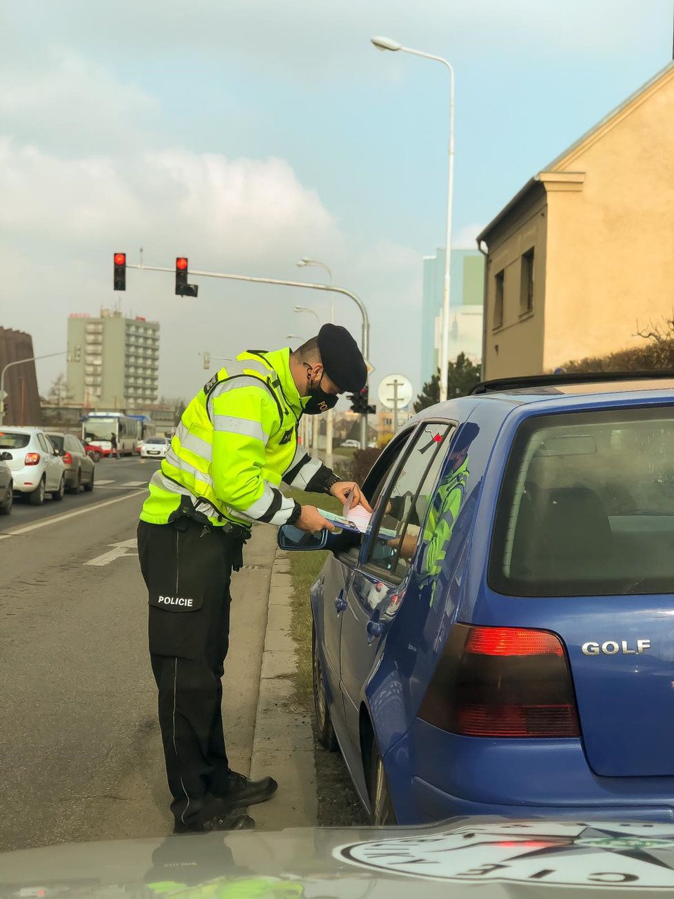 Policie dohlíží na vládní nařízení.