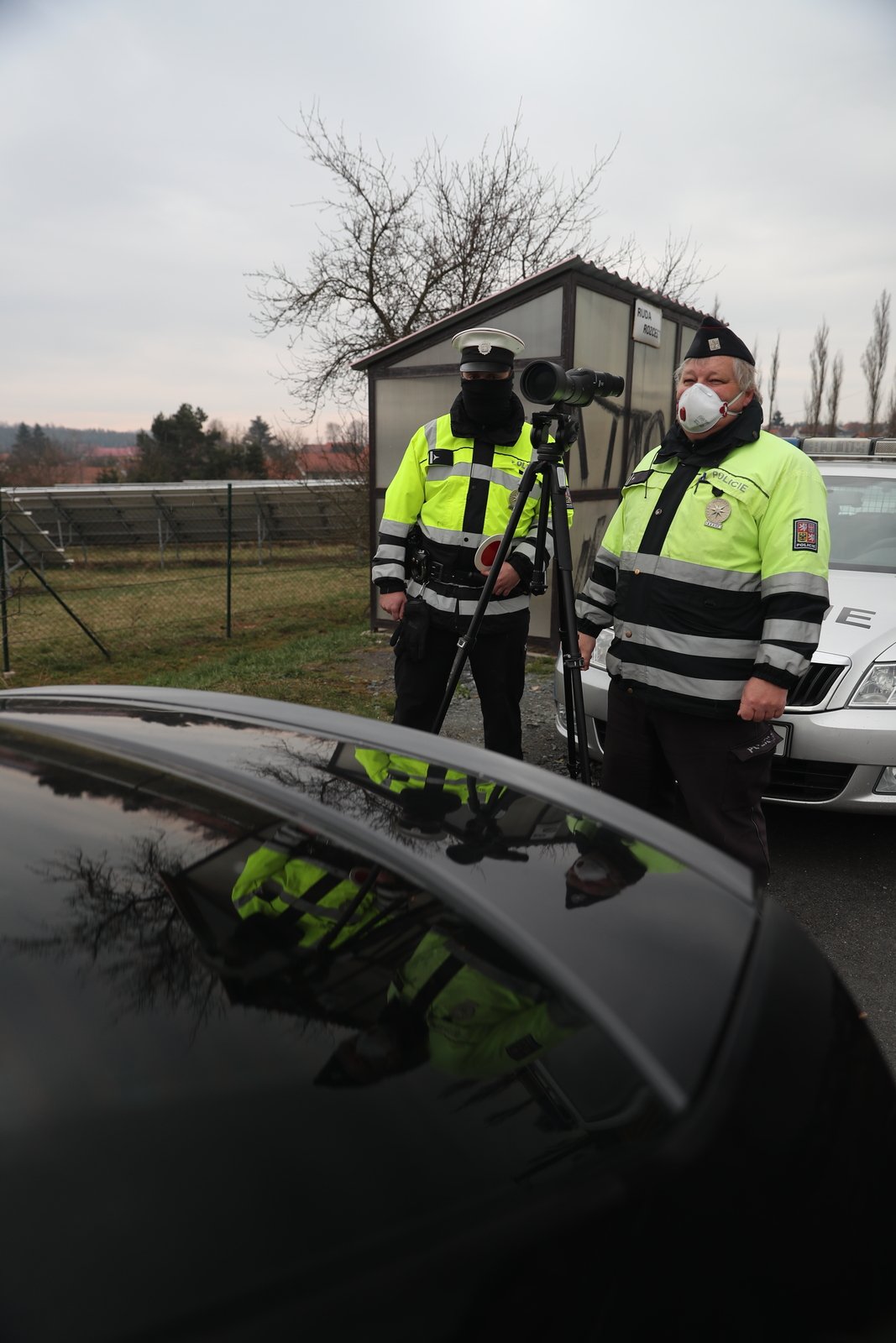 Policie dohlíží na vládní nařízení.