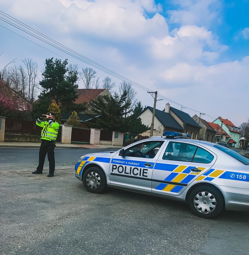 Policie dohlíží na vládní nařízení.