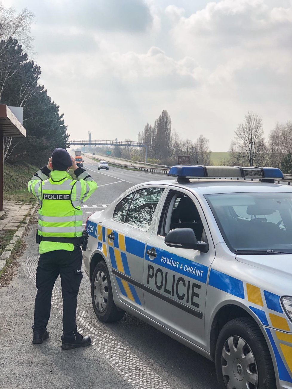 Policie dohlíží na vládní nařízení. 