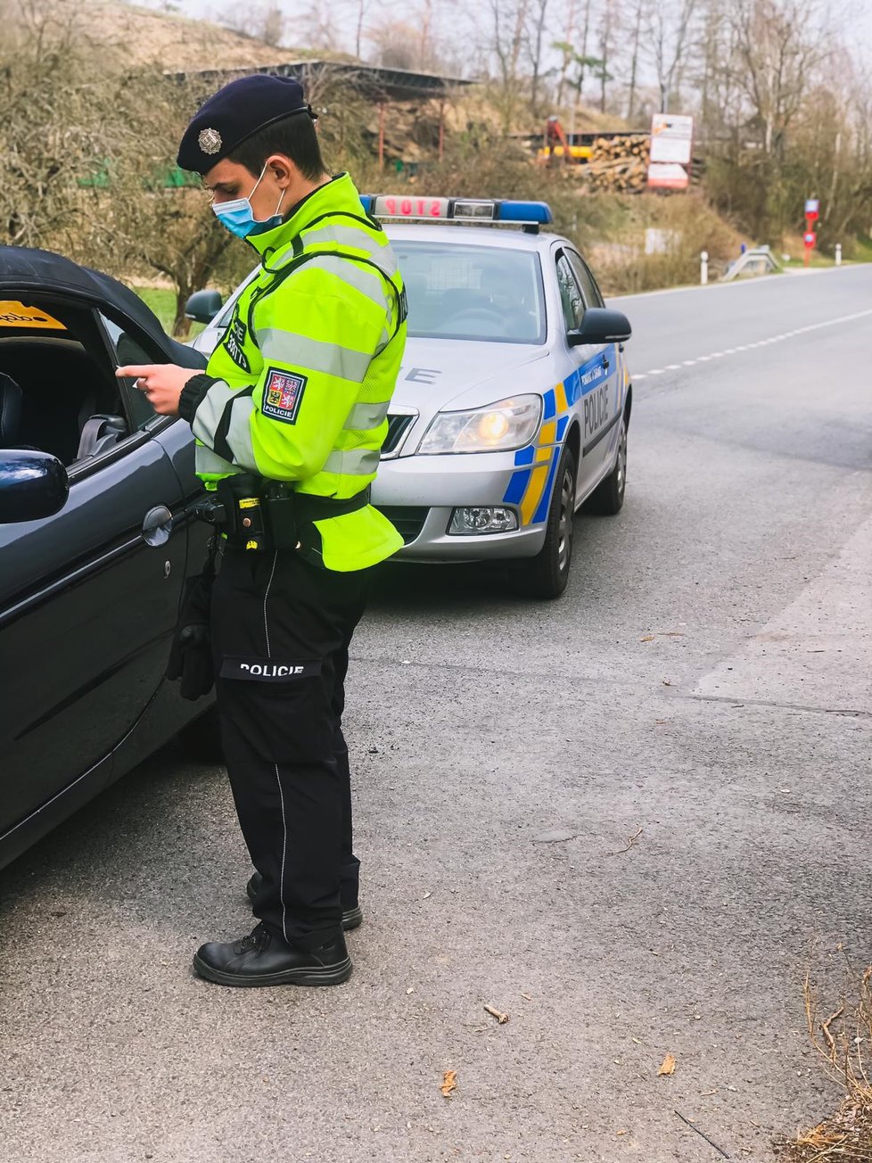 Policie dohlíží na vládní nařízení. 