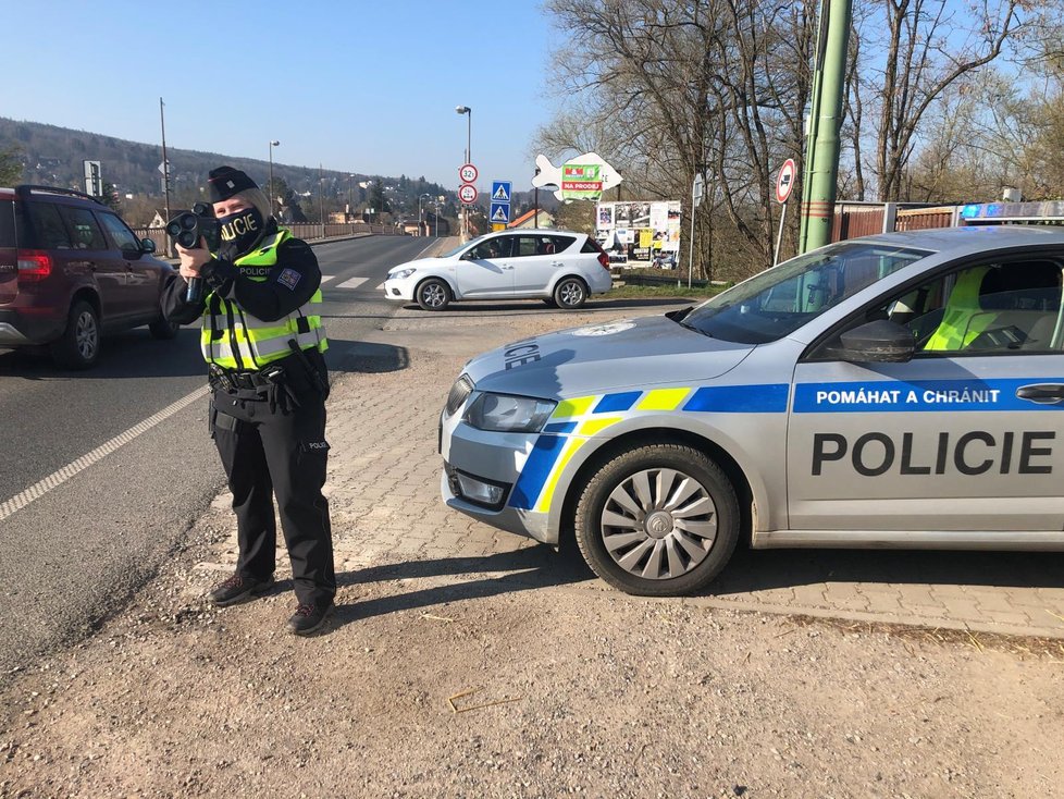 Policie dohlíží na vládní nařízení.