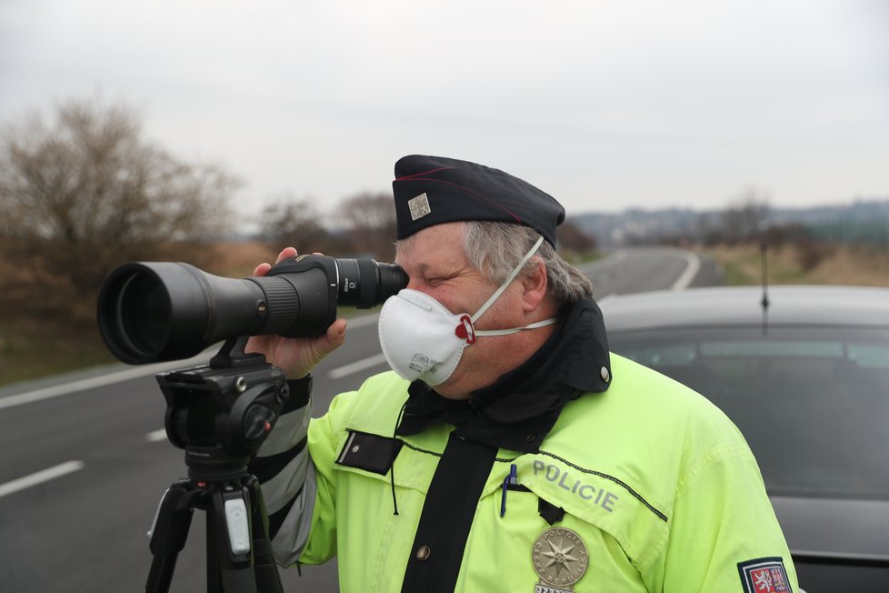 Policie dohlíží na vládní nařízení.