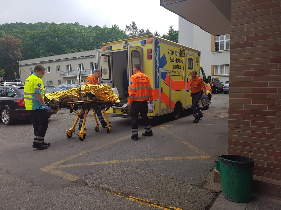 Policie střelce zadržela, zraněný skončil v nemocnici.