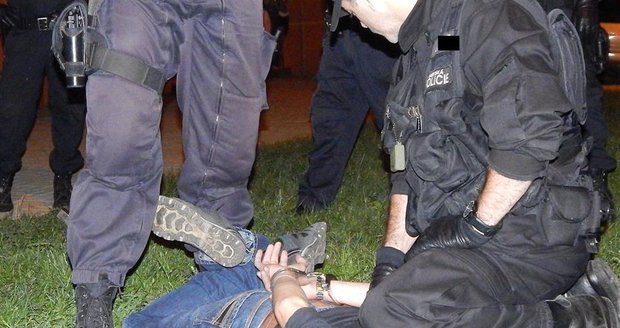 Záchranáře ve Zlíně napadl naháč (17): Dal jsem si perník a houbičky, přiznal policistům (ilustrační foto).