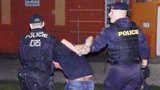 Agresor v Mostě zbil a zkopal muže, komplic ho pak ještě srazil autem: Policie hledá svědky