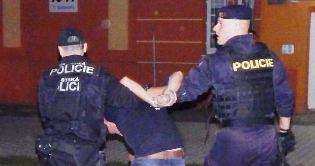Všechny vás zabiju! Agresivního metrákového opilce musel v Plzni zpacifikovat osamělý policista. (Ilustrační foto)