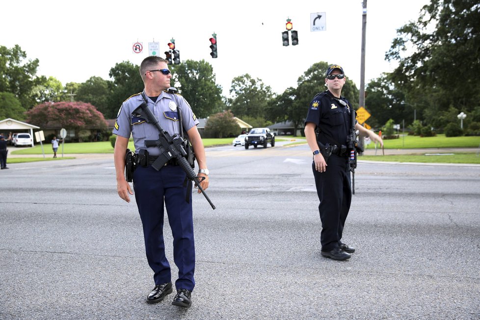 Nejméně tři muži nepřežili střelbu na policisty v Louisianě.