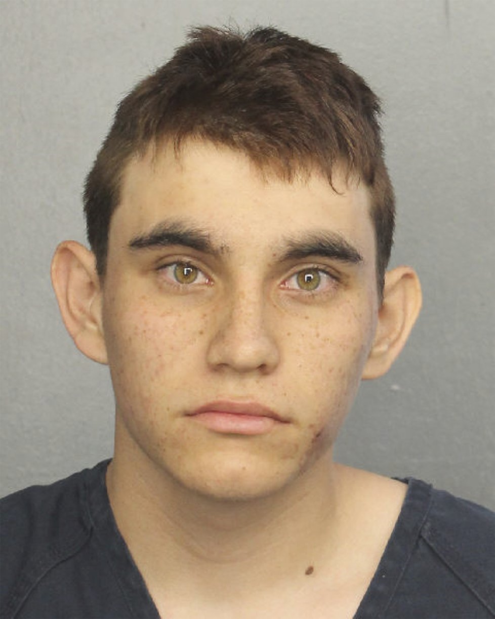 Uživatelský účet na jméno Nikolas Cruz podle CNN obsahoval ještě několik hrozivých videí. V jednom se Cruz svěřil, že „chce střílet do lidí svou AR-15“.