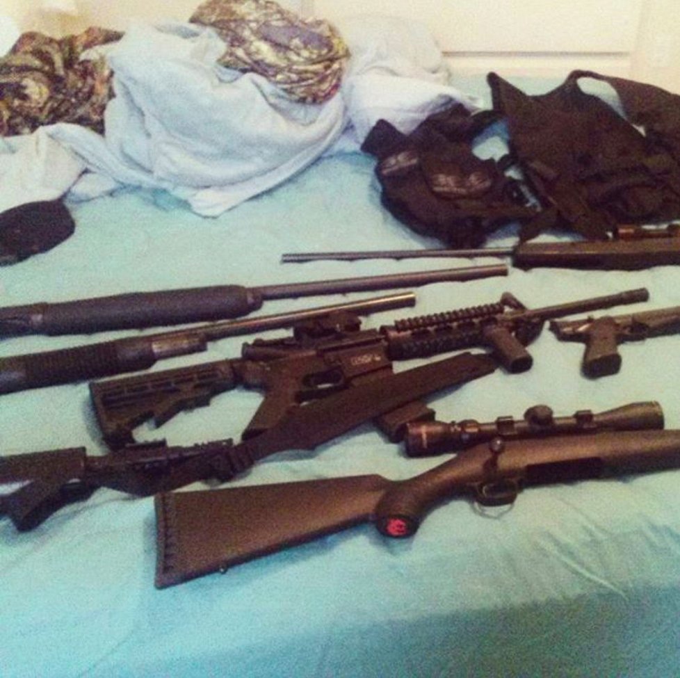 Fotografie z Instagramu, kde se Nikolas Cruz vytahoval se svými zbraněmi.