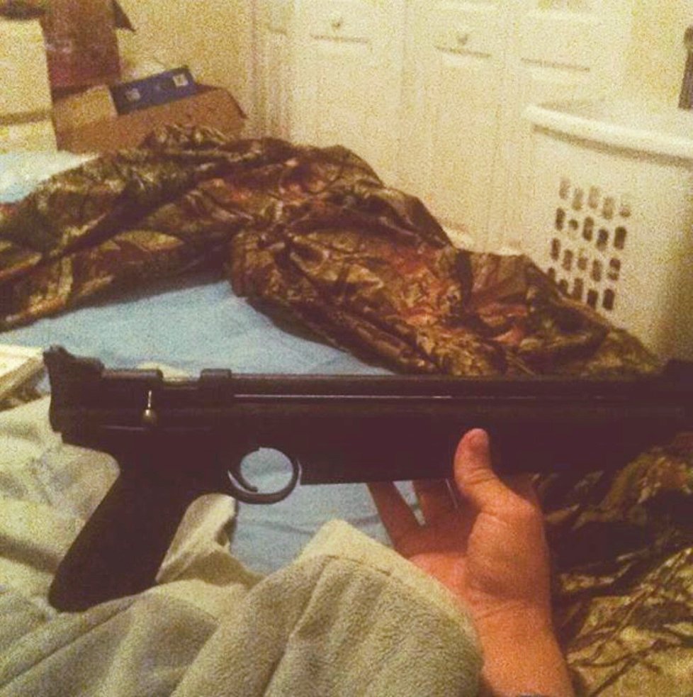 Fotografie z Instagramu, kde se Nikolas Cruz vytahoval se svými zbraněmi