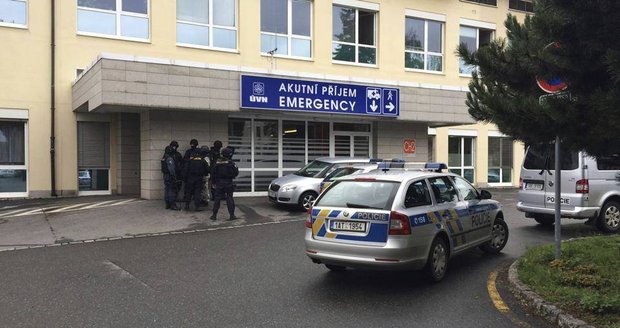Zásahové komando před oddělením akutního příjmu ve Vojenské nemocnici ve Střešovicích