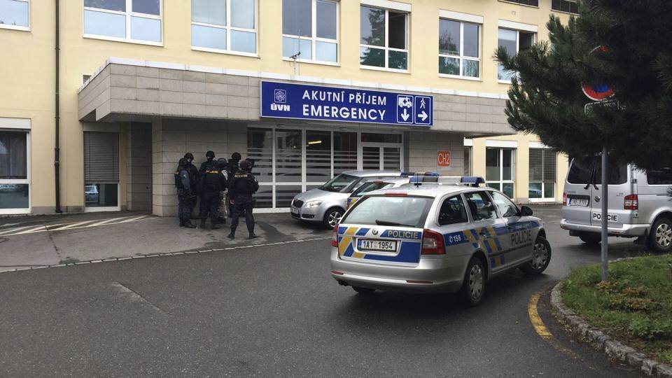 Zásahové komando před oddělením akutního příjmu ve Vojenské nemocnici ve Střešovicích.