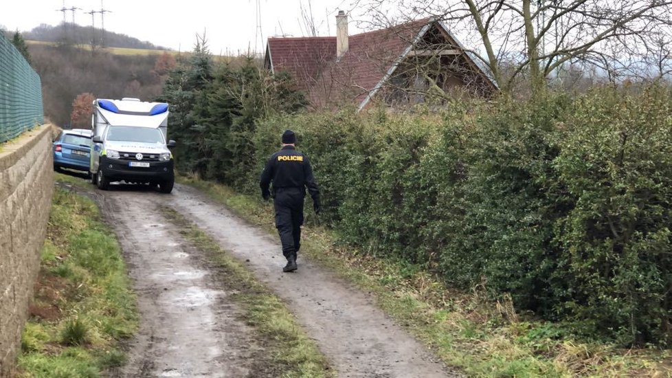 Policisté na místě vraždy v chatové kolonii u Střížovic.