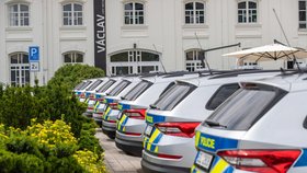 Policie si v Mladé Boleslavi převzala nová vozidla.