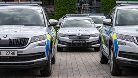 Policie si v Mladé Boleslavi převzala nová vozidla.