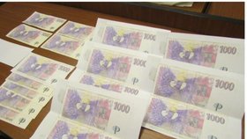 Taxikář vracel zákazníkům padělané bankovky