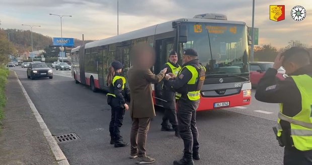 Policisté v Praze kontrolovali taxikáře z ciziny: 8 z 24 zadržených bylo v Česku nelegálně! Policisté v Praze kontrolovali taxikáře z ciziny: 8 z 24 zadržených bylo v Česku nelegálně!
