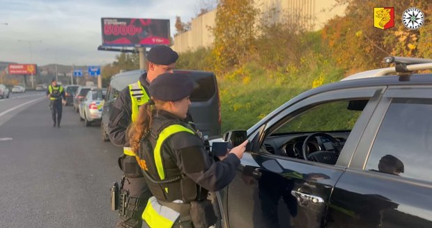 Policisté v Praze kontrolovali taxikáře z ciziny: 8 z 24 zadržených bylo v Česku nelegálně!