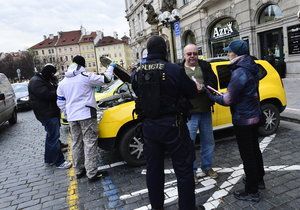 Zásah speciální pořádkové jednotky na Staroměstském náměstí - policisté zatkli několik taxikářů