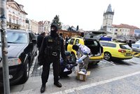 Detaily zátahu na pražské taxikáře: Soudce na letišti, praví turisté i figuranti