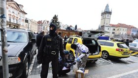 Policisté v Praze zatýkali taxikáře, který špatně parkoval a nechtěl se přemístit