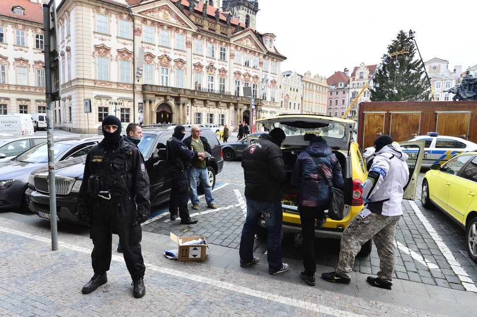 Zásah speciální pořádkové jednotky na Staroměstském náměstí – policisté zatkli několik taxikářů.