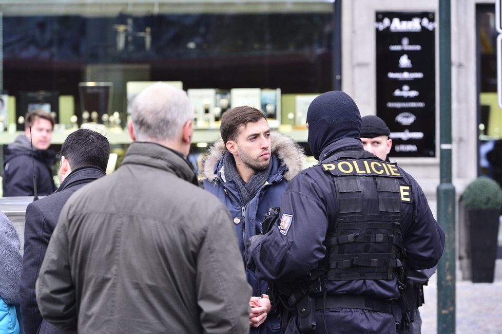 Zásah speciální pořádkové jednotky na Staroměstském náměstí – policisté zatkli několik taxikářů.
