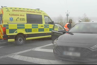 Maminku zastihly porodní komplikace v koloně na dálnici: Do nemocnice jela s policií