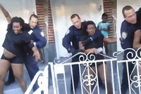 Policista nelegálním chvatem zpacifikoval těhotnou za grilování před domem