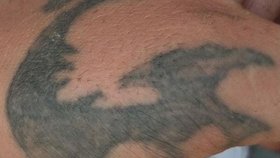 Záhadný muž s vytetovaným drakem na ruce: Policie se snaží identifikovat muže, jehož našli bezvládného v řece