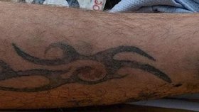 Záhadný muž s vytetovaným drakem na ruce: Policie se snaží identifikovat muže, jehož našli bezvládného v řece