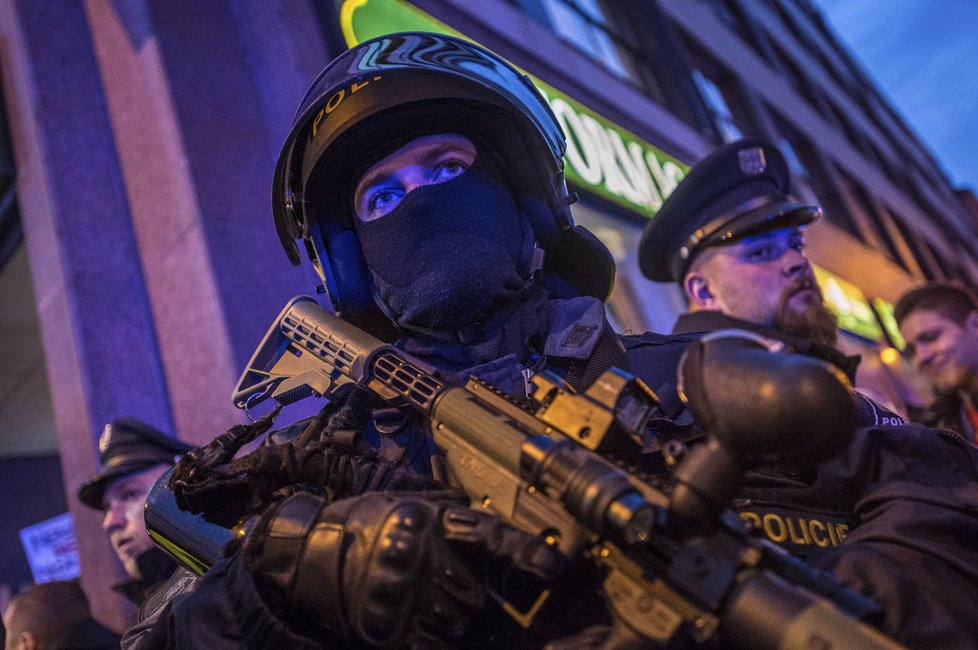 Těžkooděnci zasahovali při úterních demonstracích.