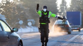 Policie hlídající u hranic Trutnova a Chebu