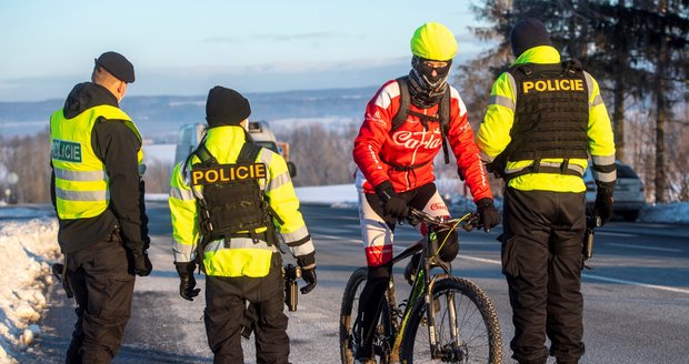 Hlídky u uzavřených okresů: Policie řeší turisty i Čechy s nákupy. Za den vrátila 240 aut