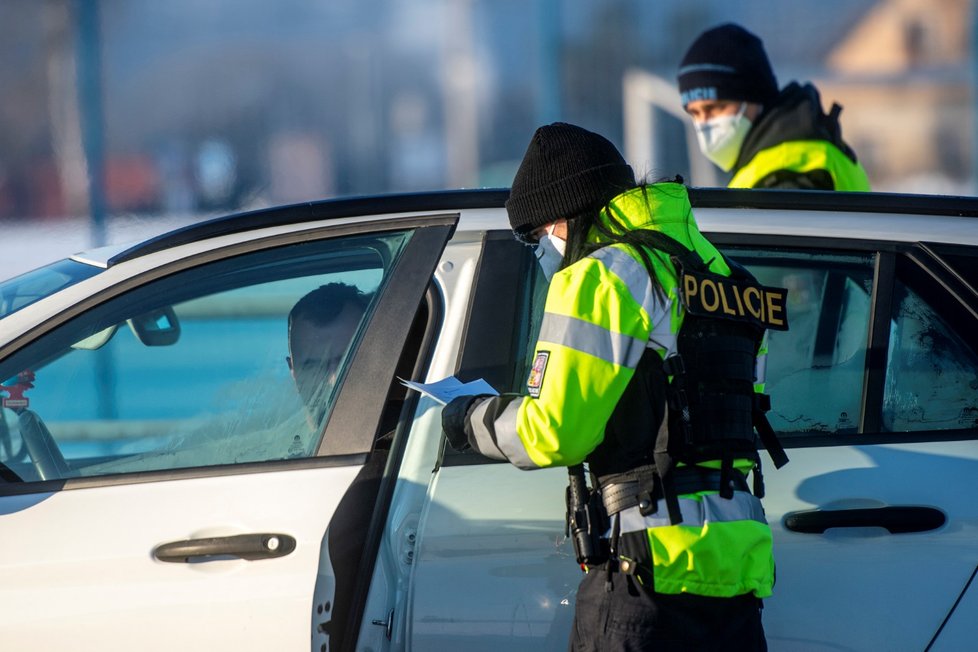 Policie hlídá u hranic Trutnova a Chebu lidi, kteří chtějí vyjet za okres nebo do něj (12. 2. 2021).