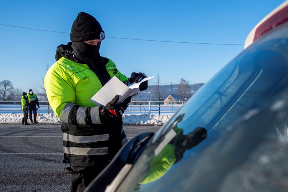 Policie hlídá u hranic Trutnova a Chebu lidi, kteří chtějí vyjet za okres nebo do něj (12. 2. 2021).