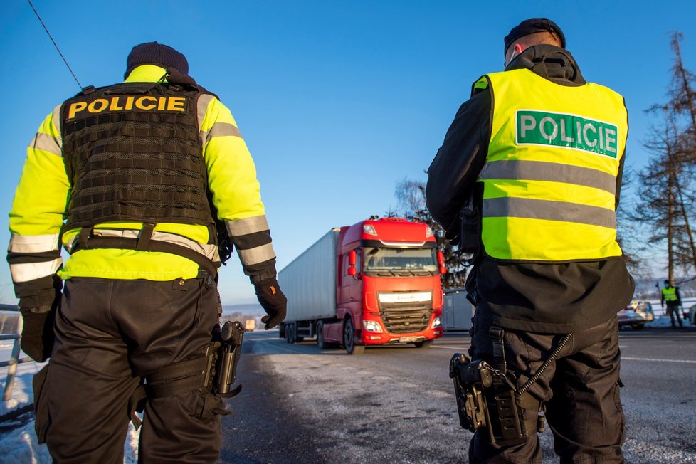 Policie hlídá u hranic Trutnova a Chebu lidi, kteří chtějí vyjet za okres nebo do něj (12. 2. 2021).