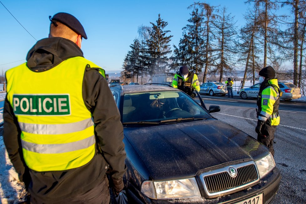 Policie hlídá u hranic Trutnova a Chebu lidi, kteří chtějí vyjet za okres nebo do něj (12.2.2021)