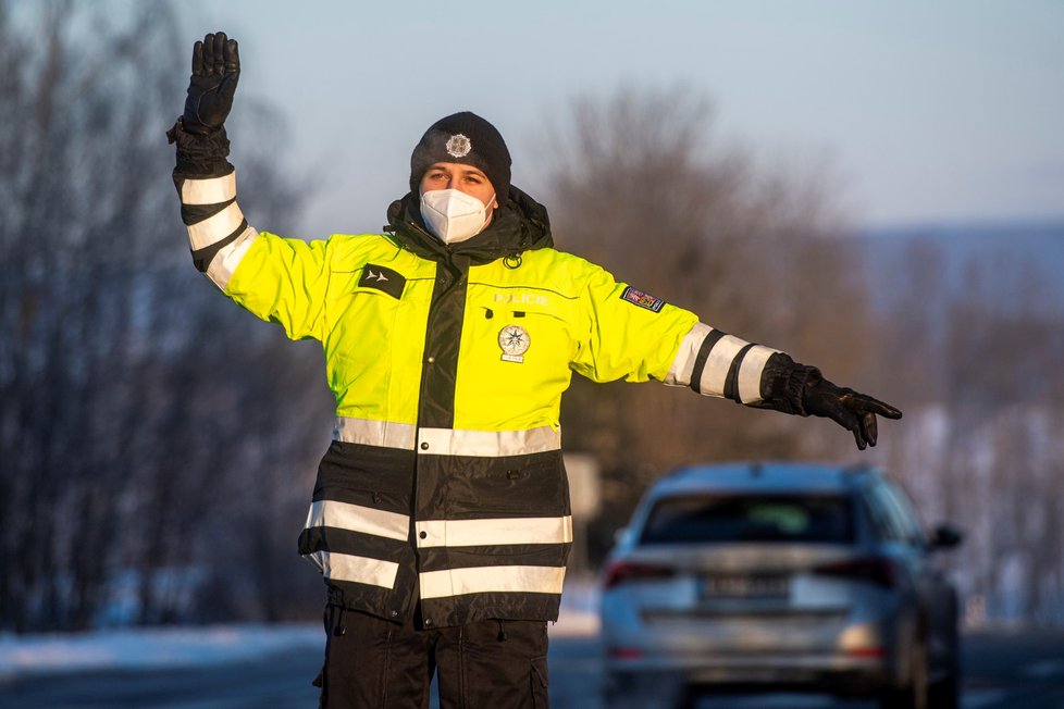 Policie hlídá u hranic Trutnova a Chebu lidi, kteří chtějí vyjet za okres nebo do něj (12. 2. 2021).