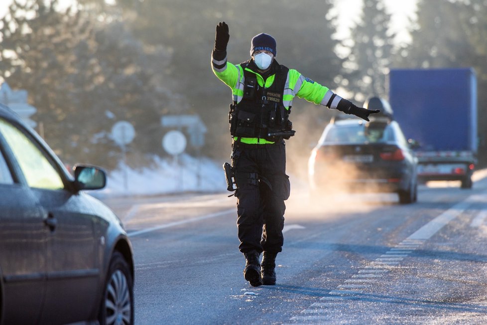 Policie hlídá u hranic Trutnova a Chebu lidi, kteří chtějí vyjet za okres nebo do něj (12.2.2021)