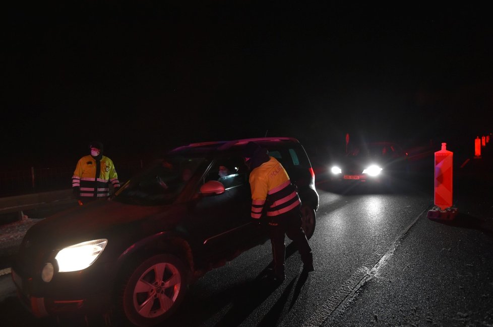 Policie hlídá u hranic Trutnova a Chebu lidi, kteří chtějí vyjet za okres nebo do něj (12. 2. 2021).