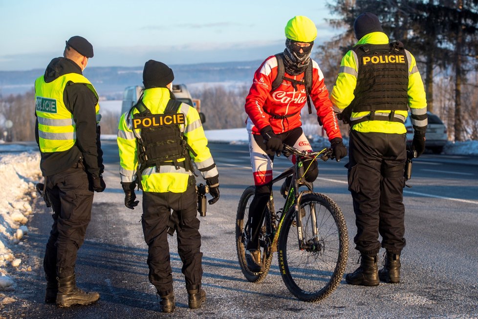 Policie hlídá u hranic Trutnova a Chebu lidi, kteří chtějí vyjet za okres nebo do něj (12.2.2021)