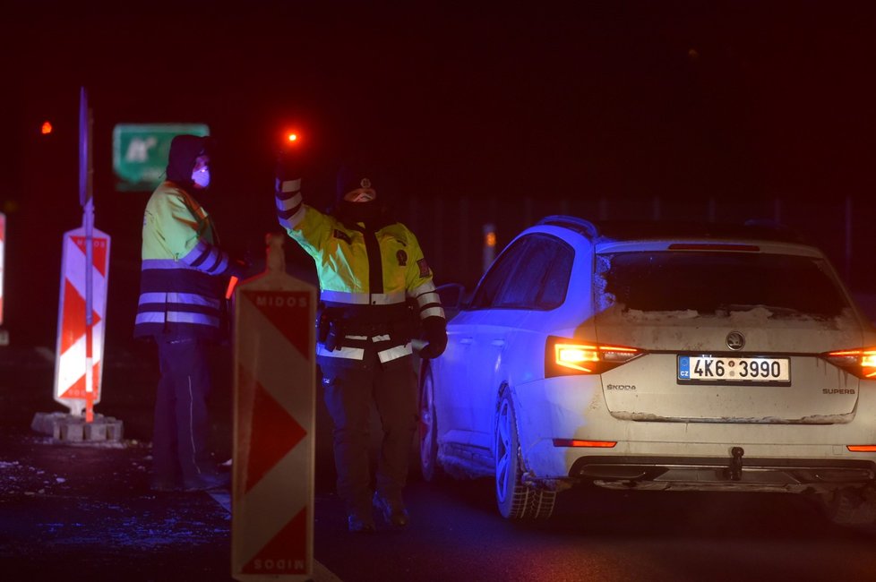 Policie hlídá u hranic Trutnova a Chebu lidi, kteří chtějí vyjet za okres nebo do něj (12.2.2021)