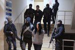 Policie odvádí zatčené Čechy v Turecku.